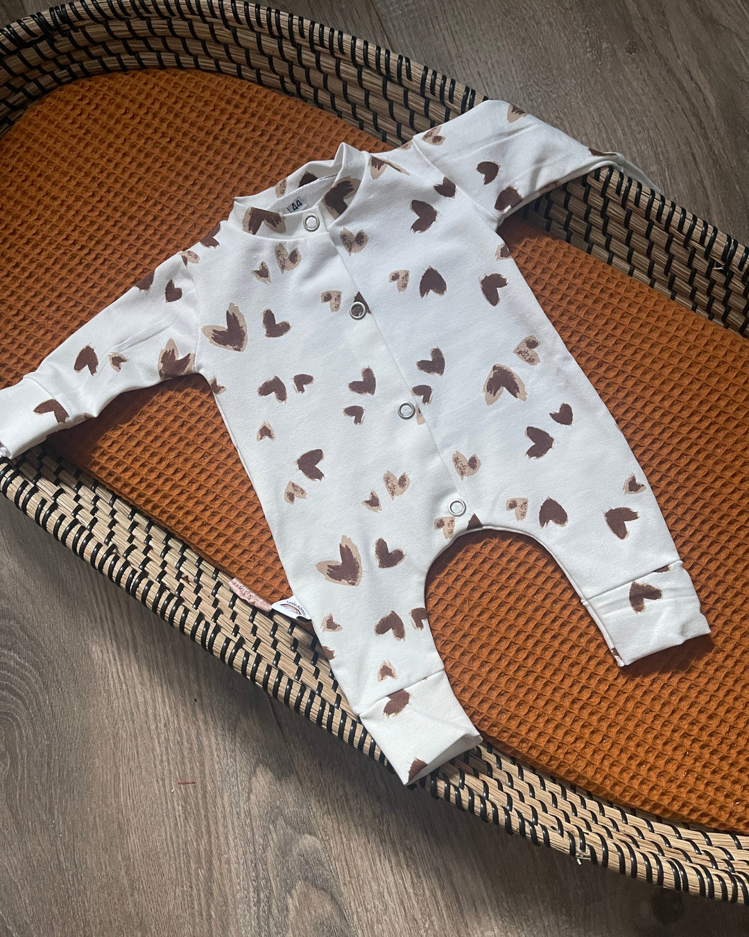 Baby boxpakje met bruine hazelnoot hartjesprint, lange mouwen en zachte stof