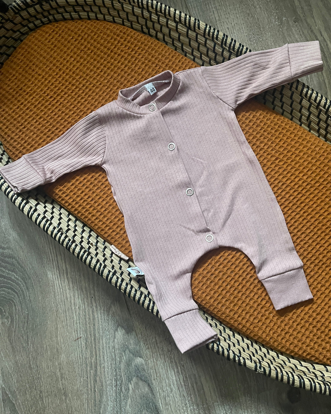 Baby boxpakje in roze ribstof, met lange mouwen en drukknoopsluiting