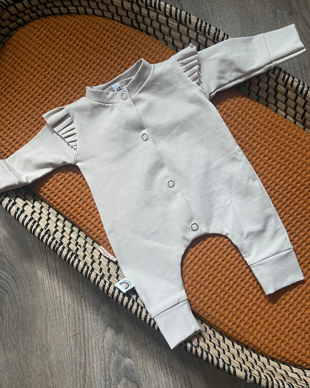 Baby meisje boxpakje met ruches in zand / beige