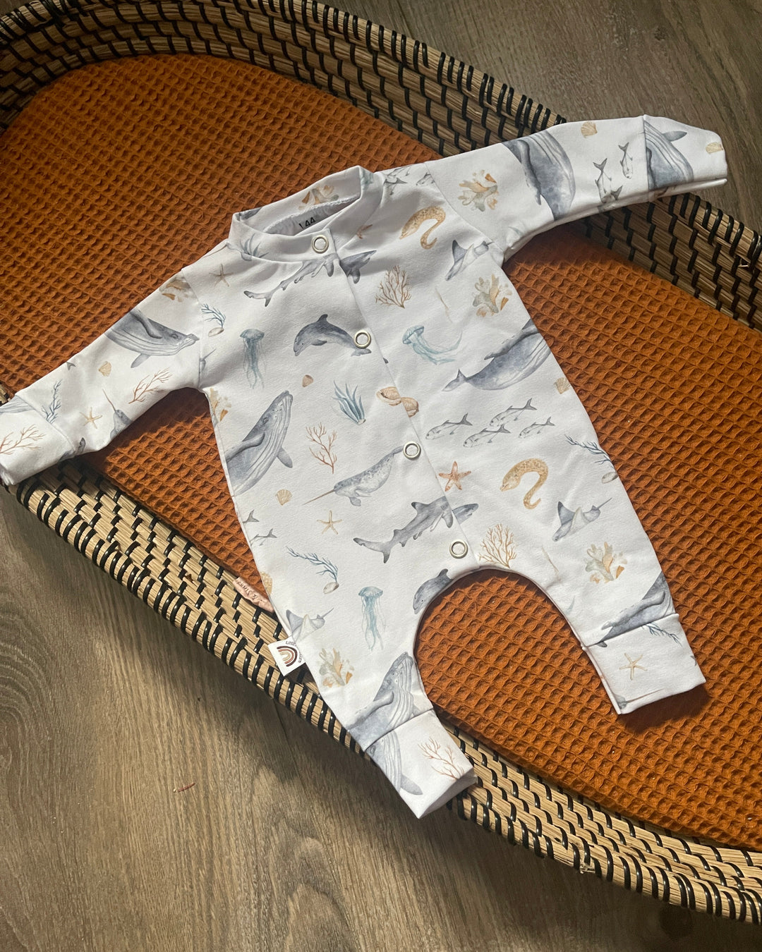 Baby boxpakje met zeedieren zoals walvis, dolfijn en koraal, gemaakt van zachte stof