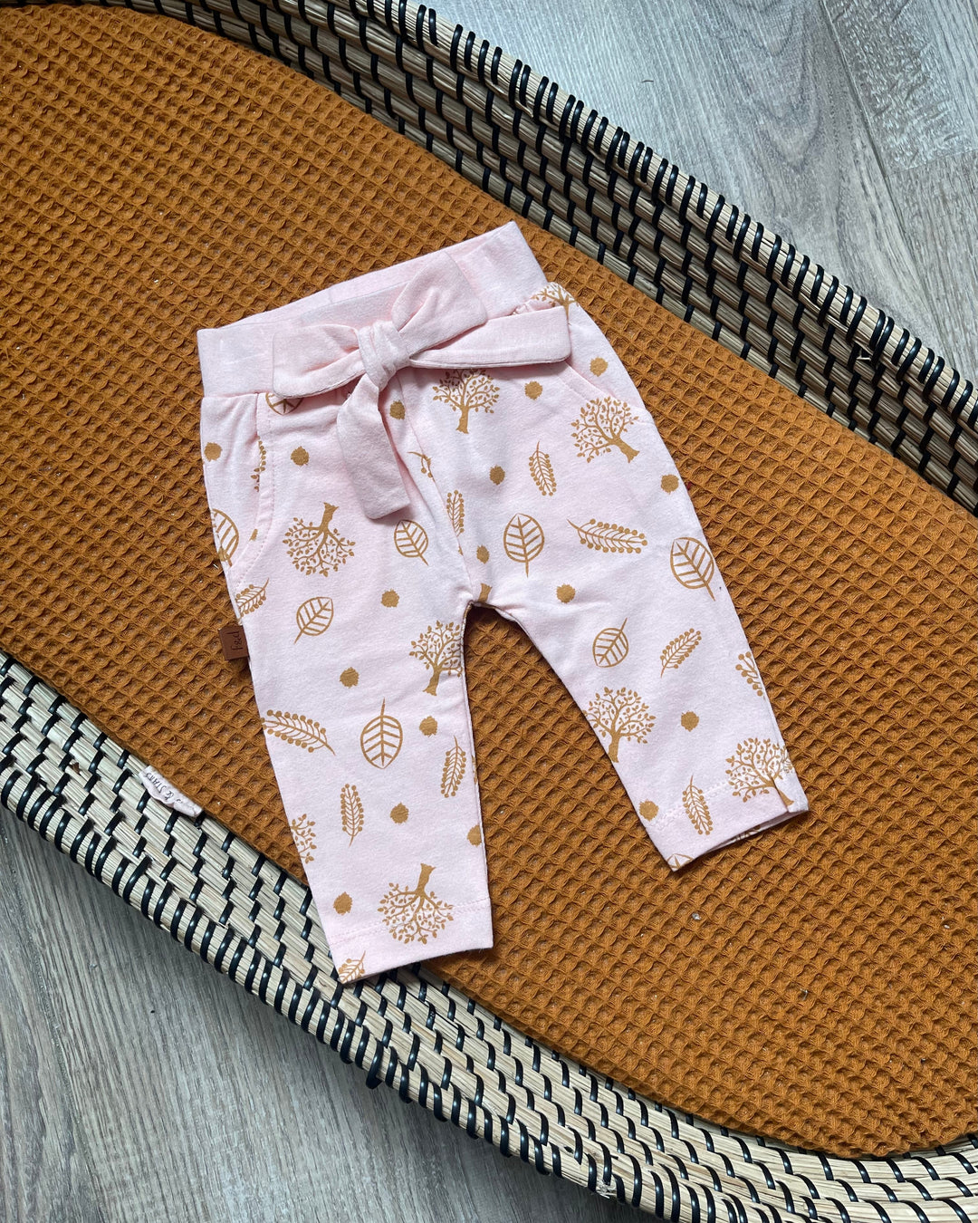 Meisjes baby broekje in roze met gouden blaadjes