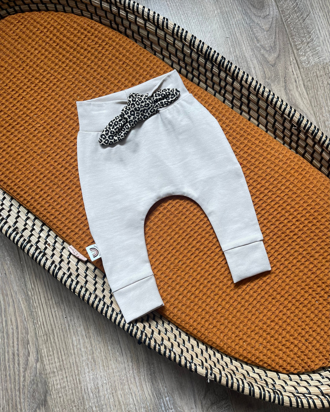 Kinderbroekje beige met panter strik