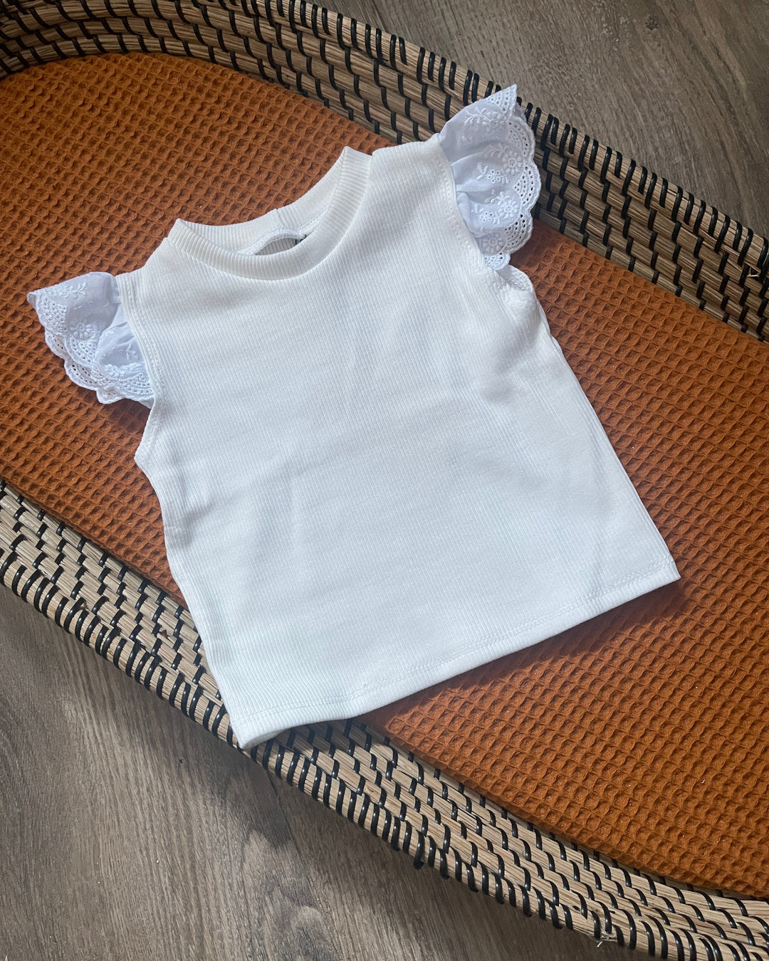 Meisjes baby en dreumes top ecru met witte kanten mouwtjes