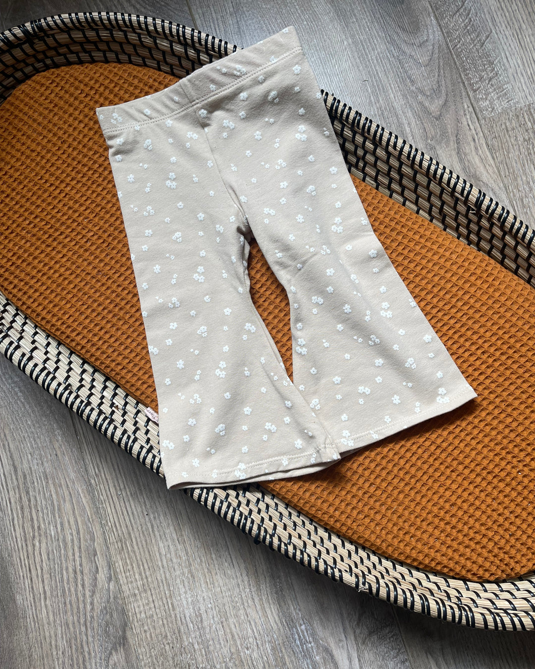 Flared beige broek meisje met witte madeliefjes