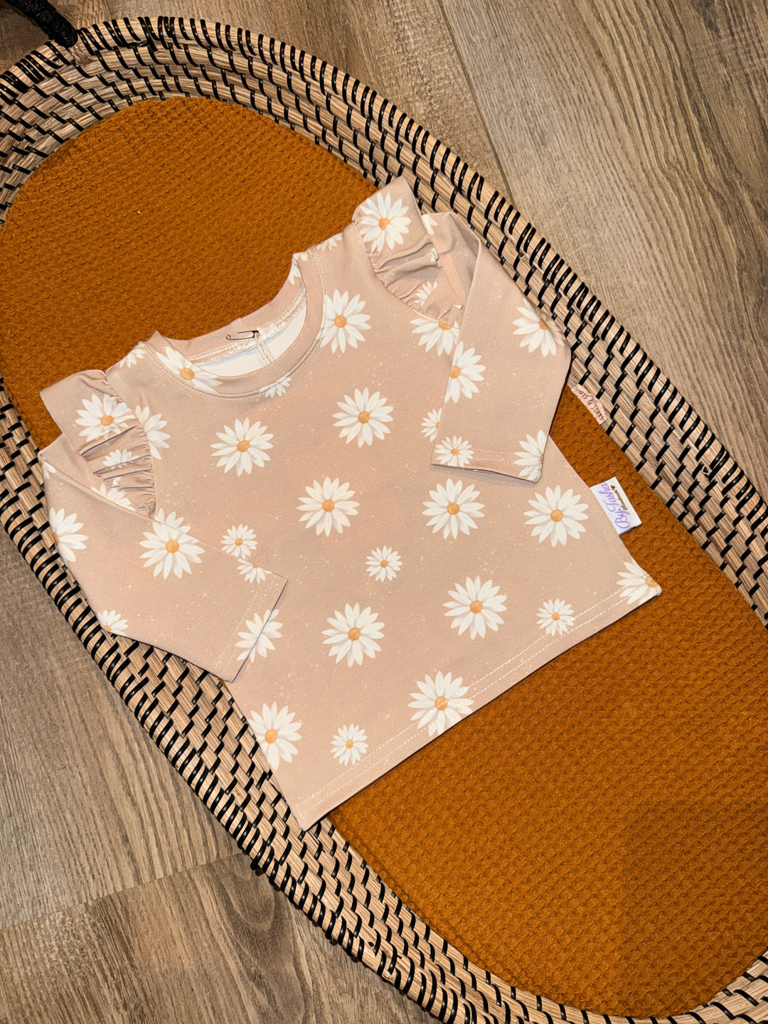 Longsleeve beige met ruffles en madelief print