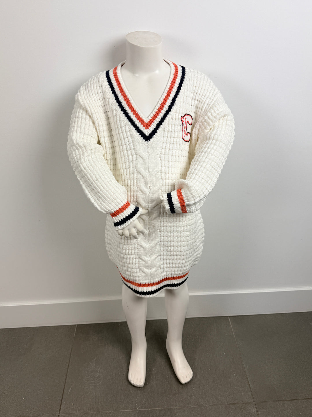 Wit gebreide basketbal look jurk met oranje rode en zwarte strepen