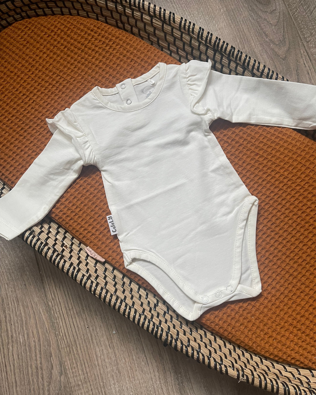 Meisjes baby romper met ruffles in gebroken wit
