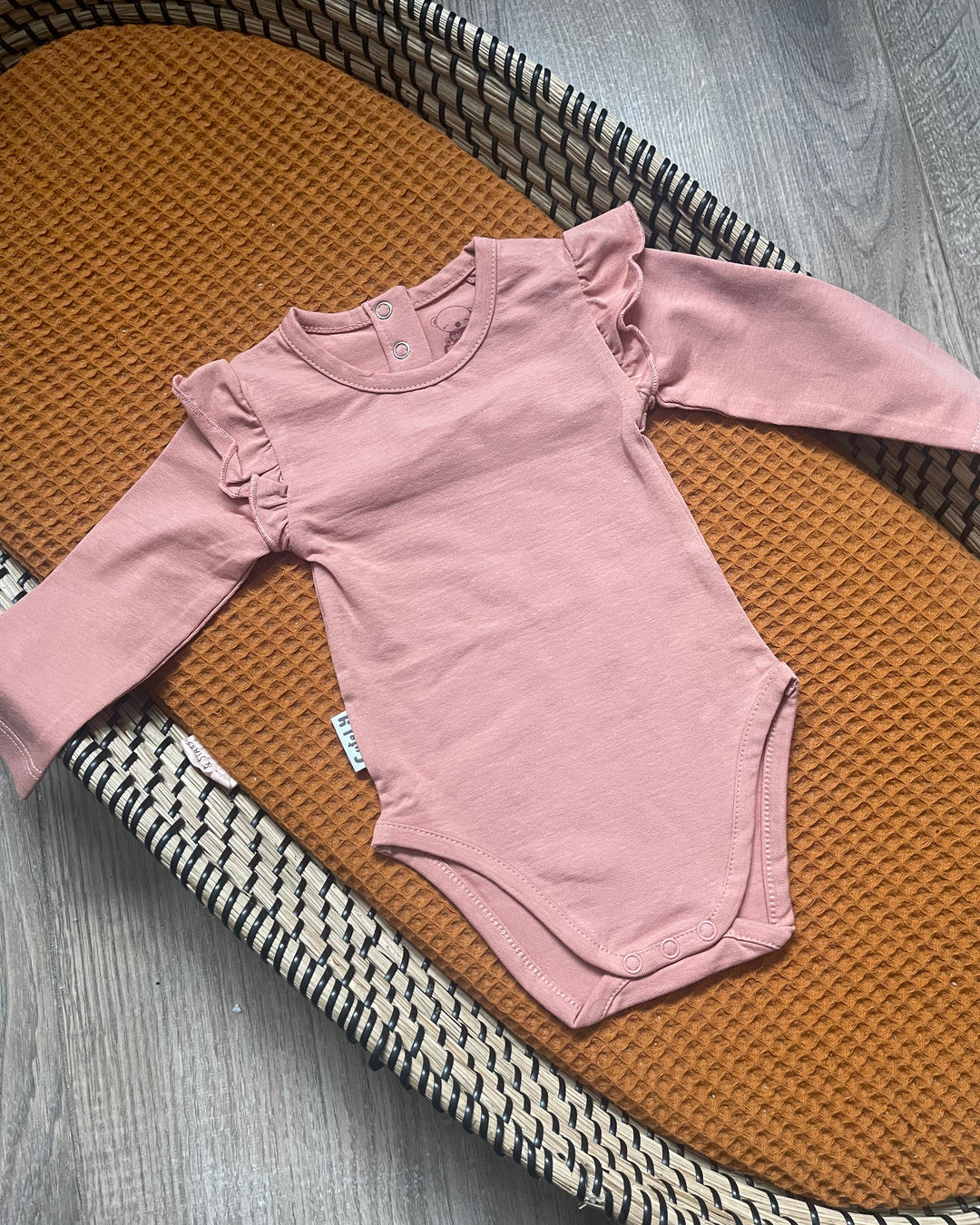 Meisjes baby romper met ruffles in oud roze