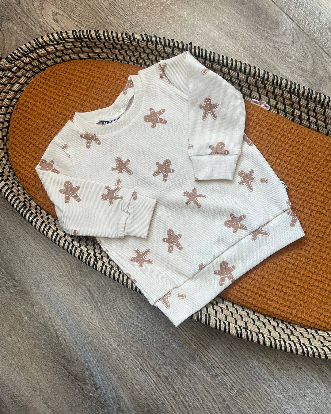Crèmekleurige kinder longsleeve shirt met peperkoekmannetjes in ribstof
