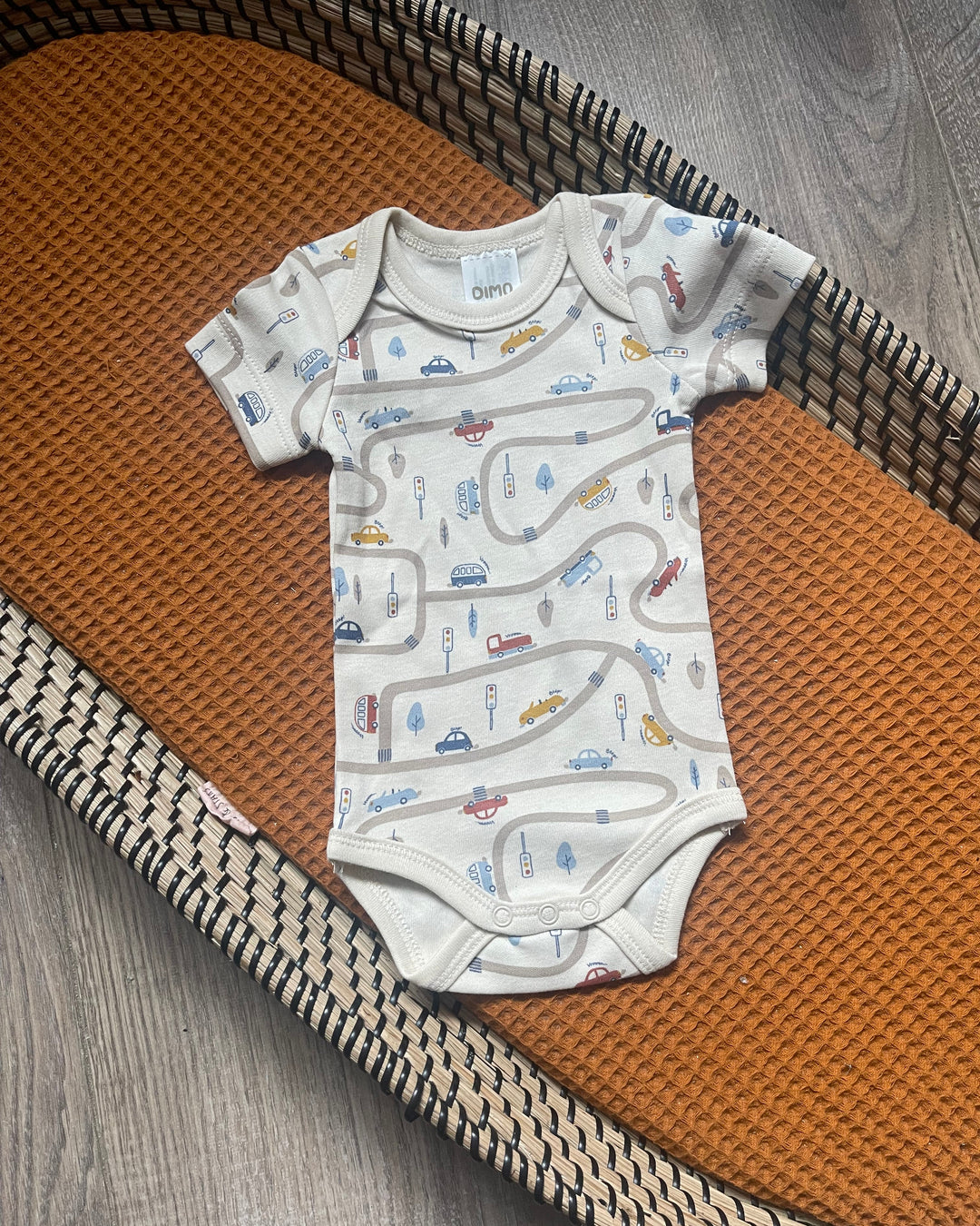 Ecru korte mouw romper voor baby en dreumes, versierd met schattige auto’s, gemaakt van zachte stof