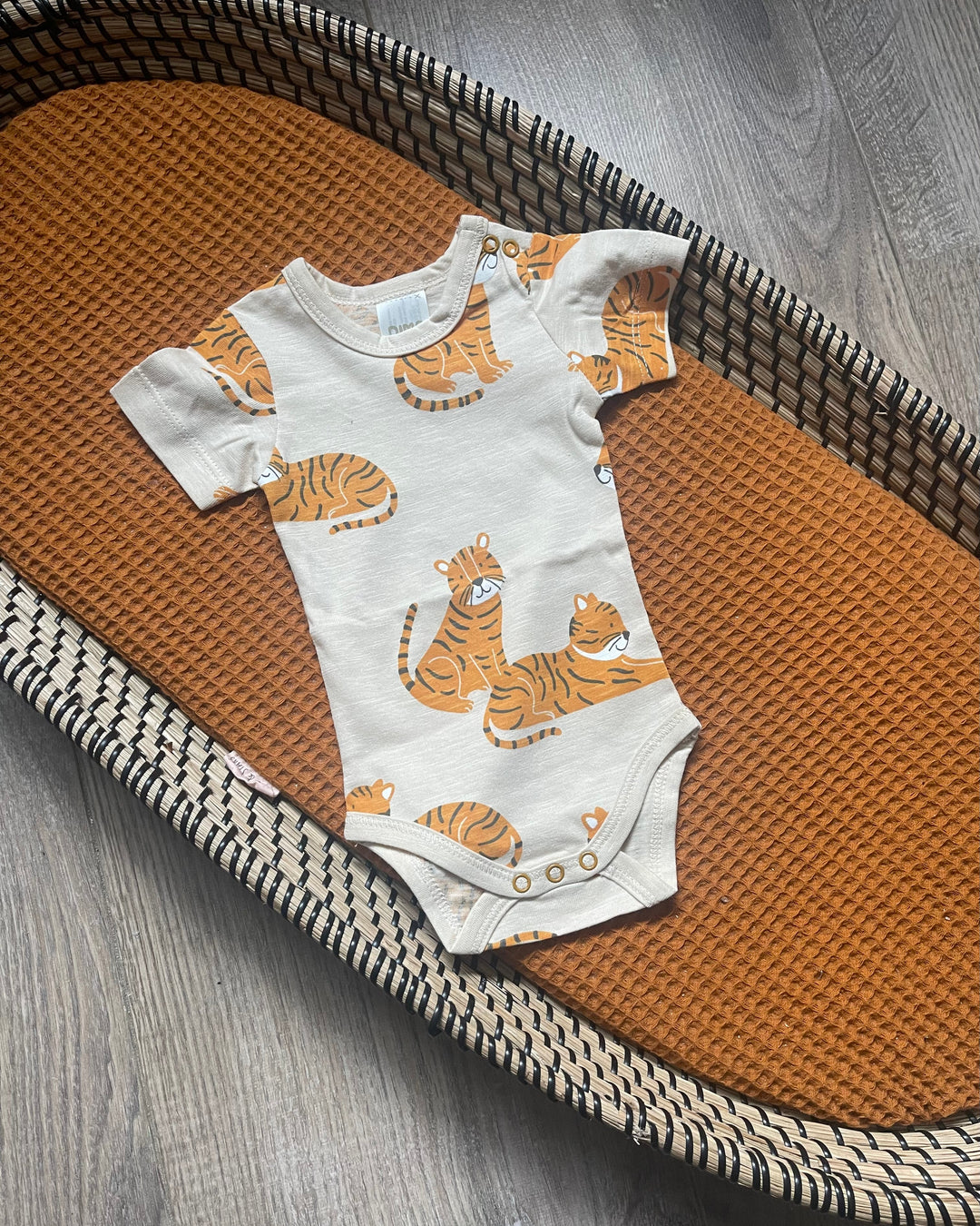 Beige korte mouw romper voor baby en dreumes, versierd met schattige tijgers, gemaakt van zachte stof