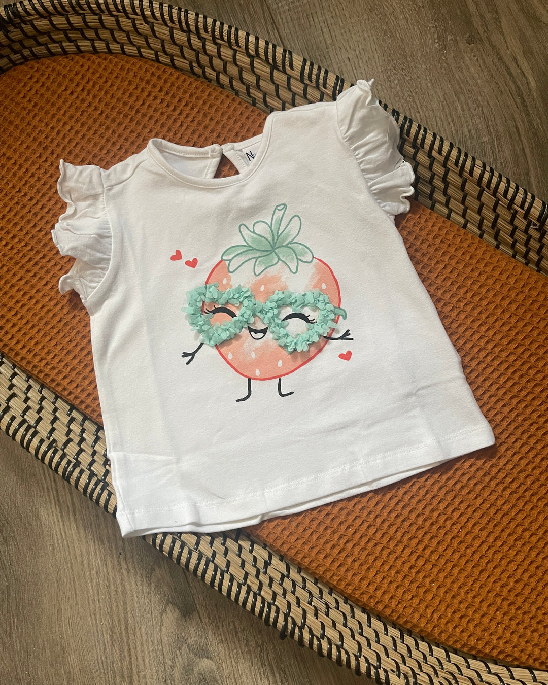 Meisjes t-shirt wit met aardbei print en ruffles