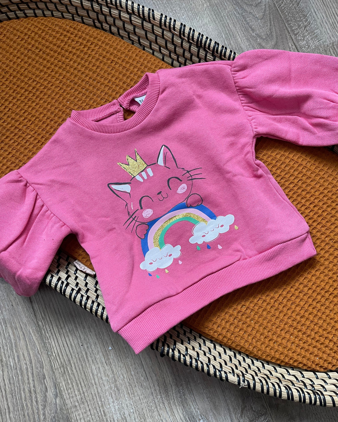 Roze meisjes trui met pofmouwen en een regenboog katten koningin
