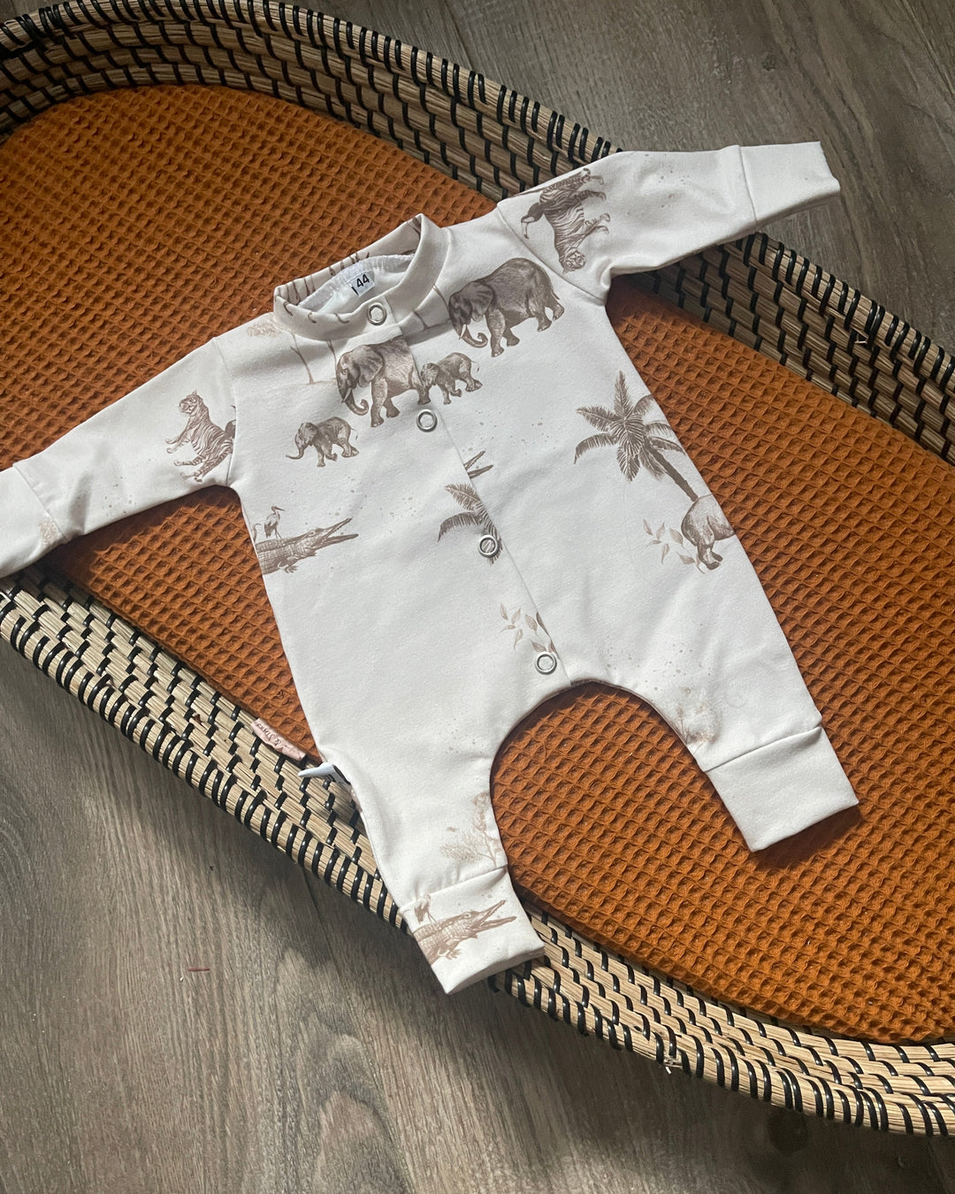 Baby boxpakje met jungle dierenprint, lange mouwen en sluiting aan de voorkant
