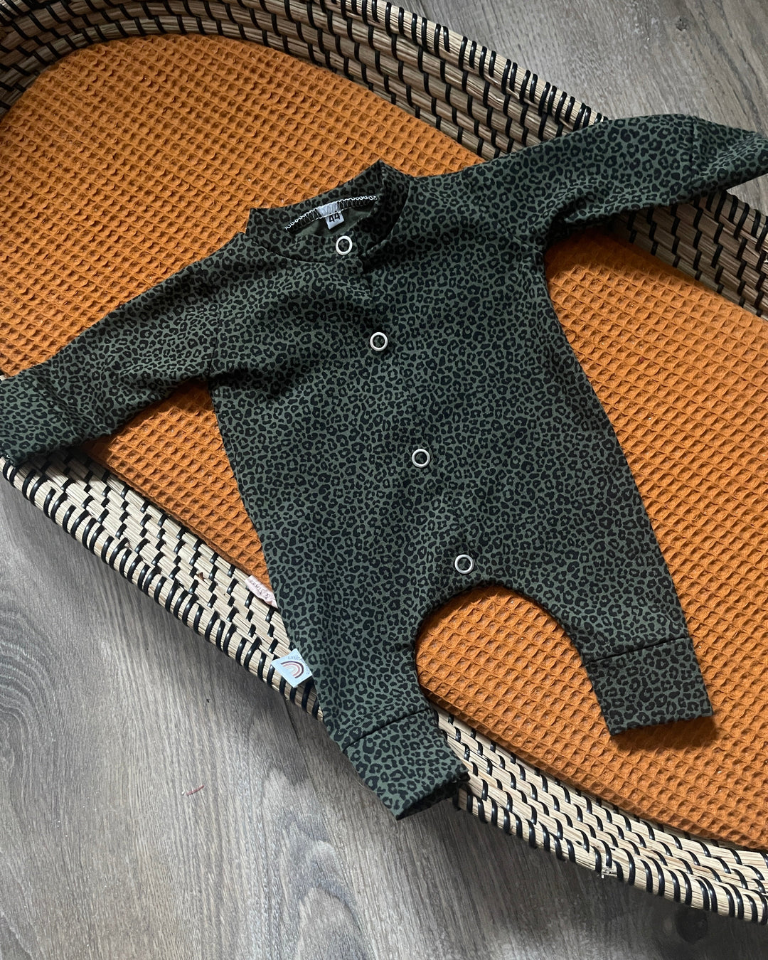 Baby boxpakje in groen met luipaardprint, gemaakt van zachte stof en met drukknoopsluiting