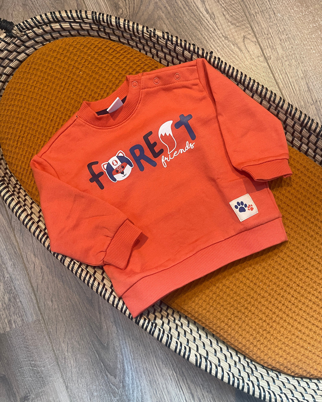 Jongenssweater in oranje roestkleur met vossenstaart lange mouwen en ronde hals