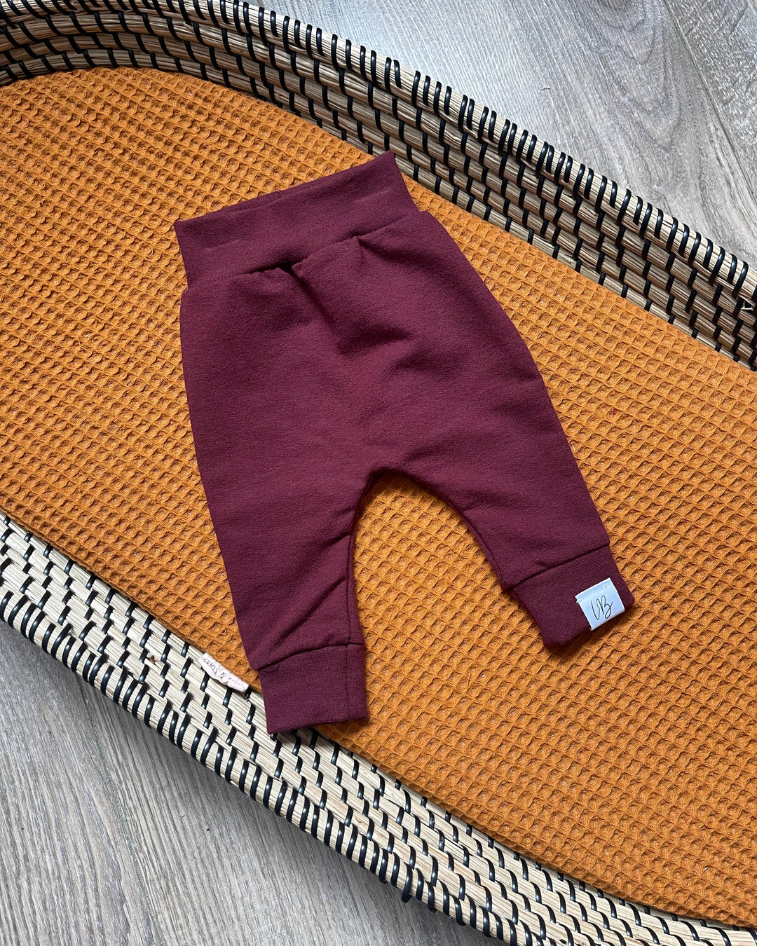 Comfortabel rood harem broekje voor baby's en kinderen met elastische taille en losse pasvorm