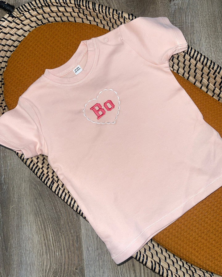 Gepersonaliseerde baby t-shirt met hartje en naam ( max 6 letters )