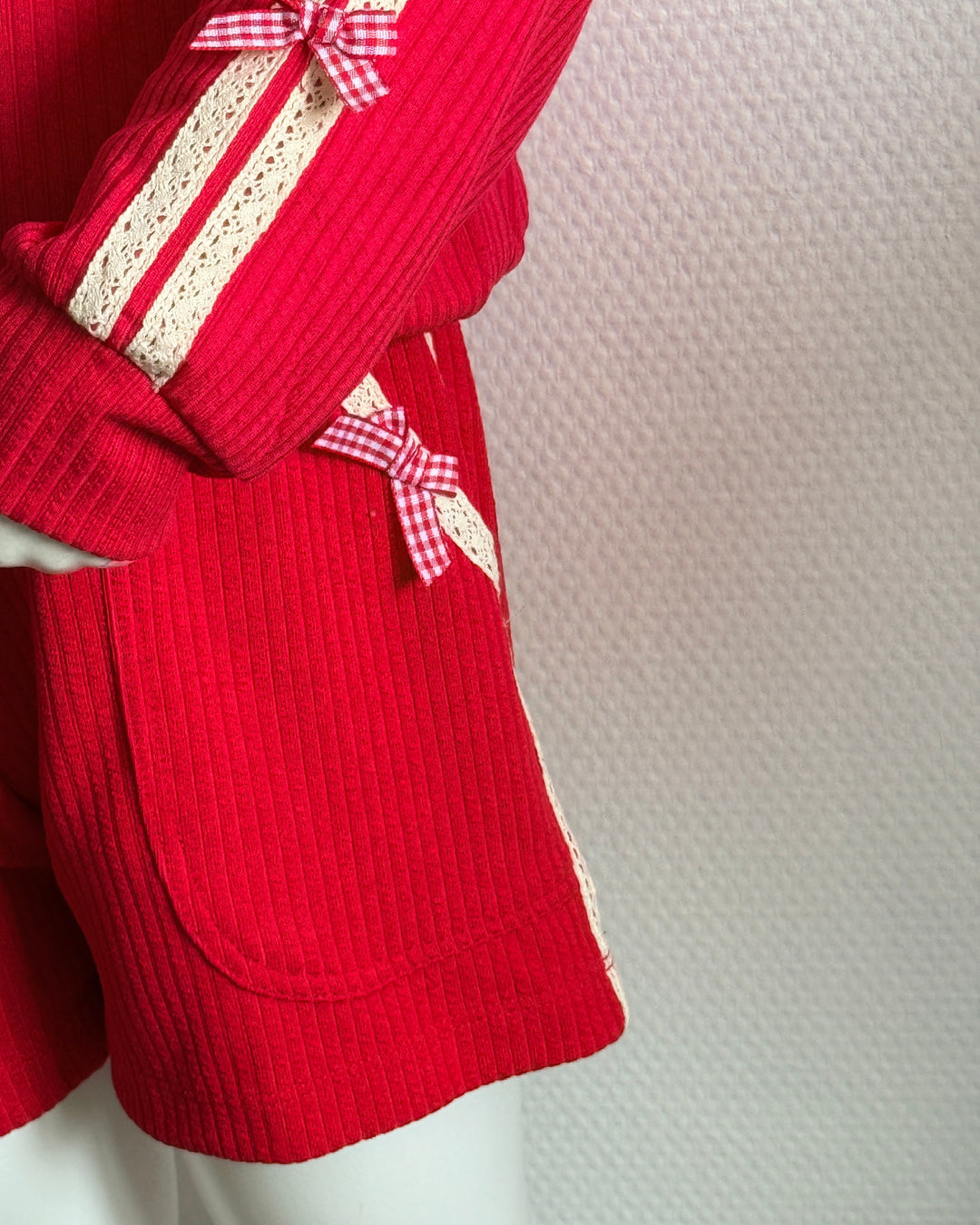 Detail rood broekje kant