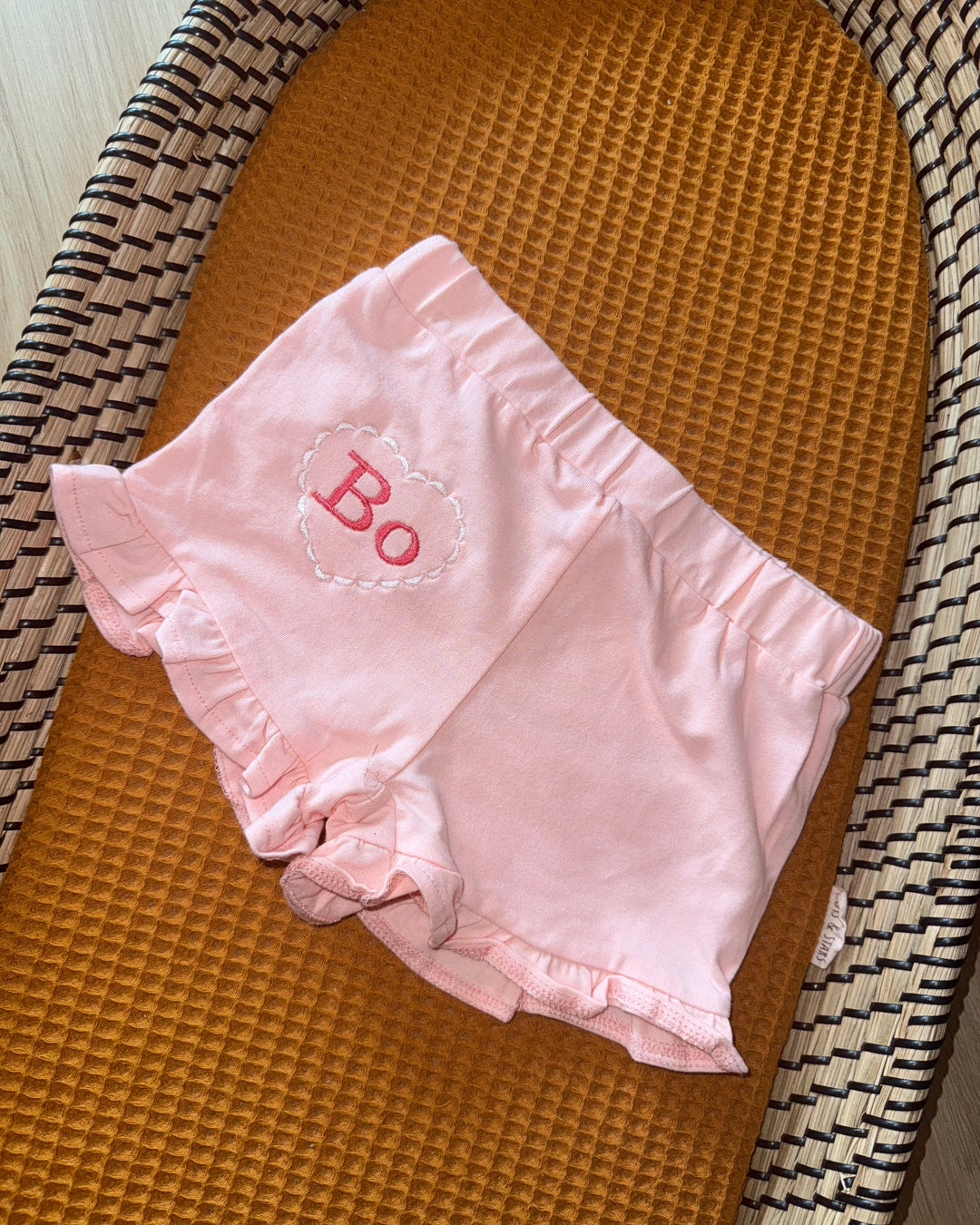 Meisjes baby roze kort broekje met ruffles
