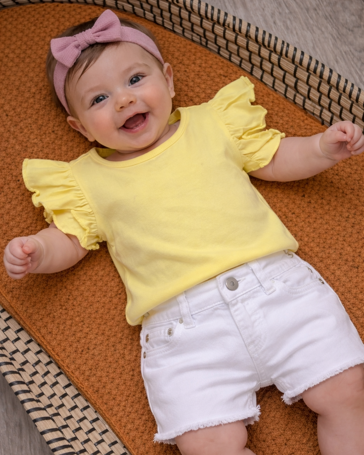 Gele shirt baby met ruffles