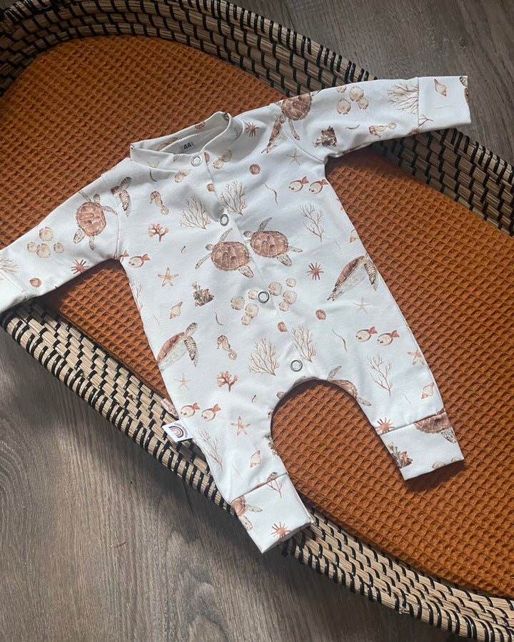 Baby boxpakje met kleurrijke schildpadden in de zeeprint, gemaakt van zachte katoenstof