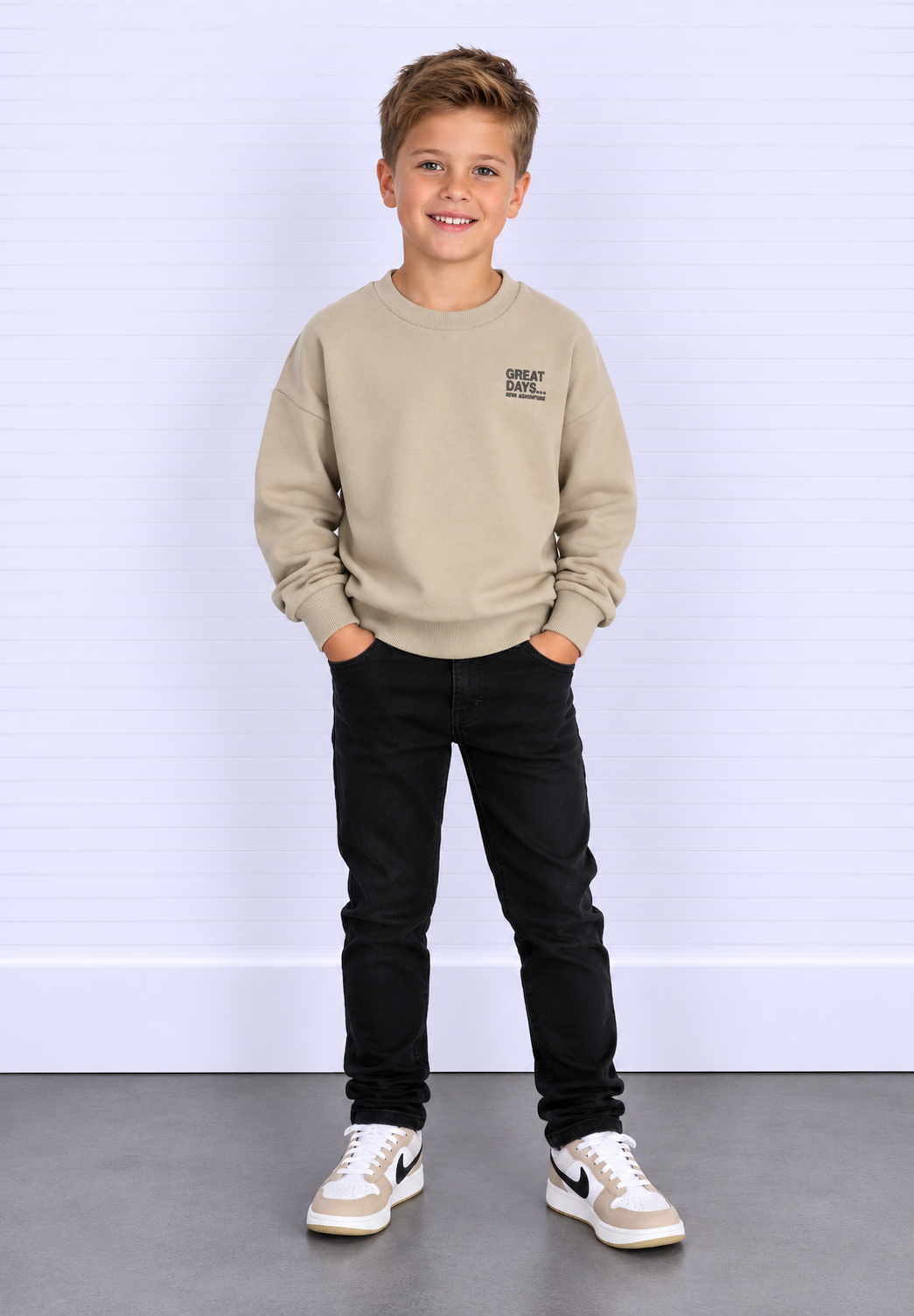 Beige sweater met "great days" print