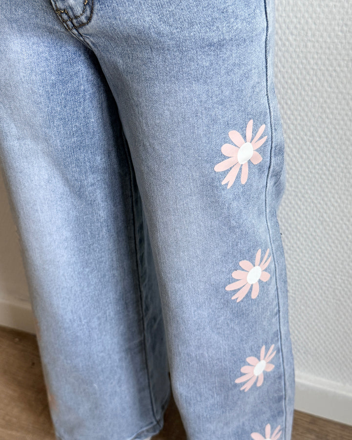 Detail 1 bloem jeans 