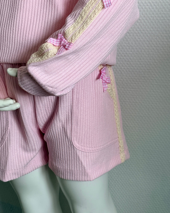 Broekje met strikjes detail
