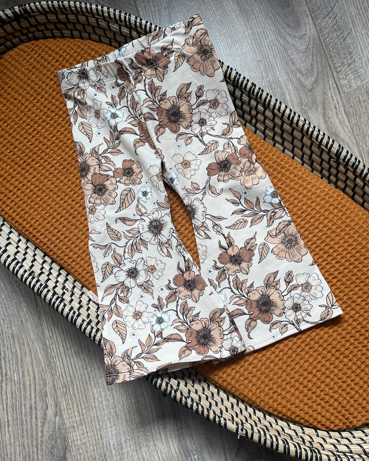 Flared meisjes broek met bruine herfstbloemen