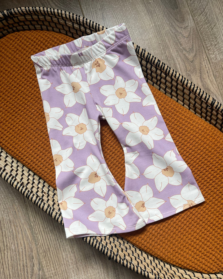 Flared meisjes broek in lila met witte madeliefjes