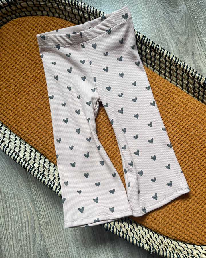 Flared meisjes broek roze met zwarte hartjes
