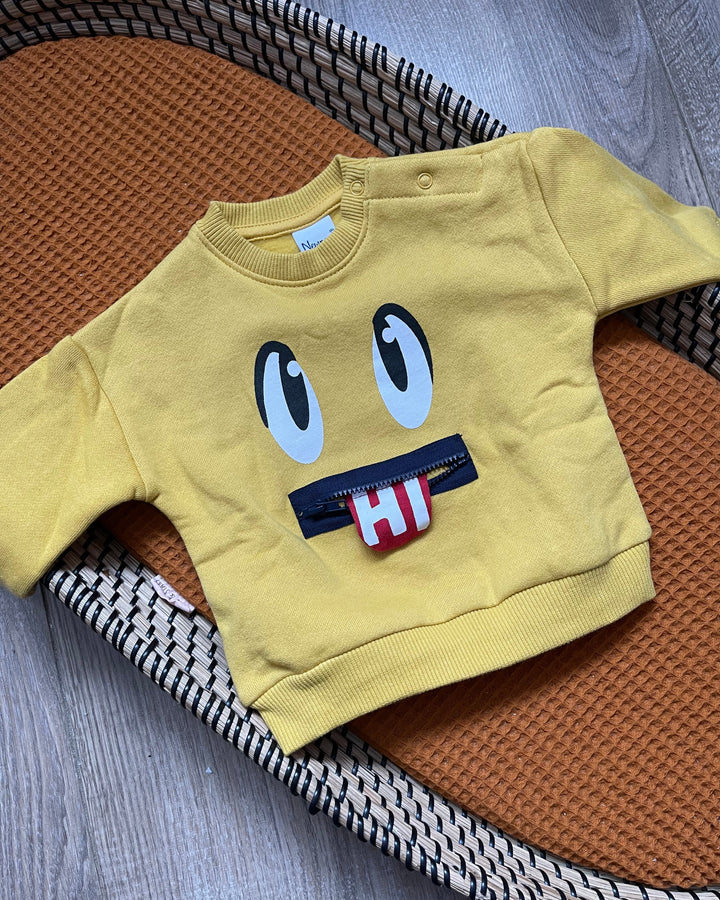 Gele kindertrui met “hi” gezicht