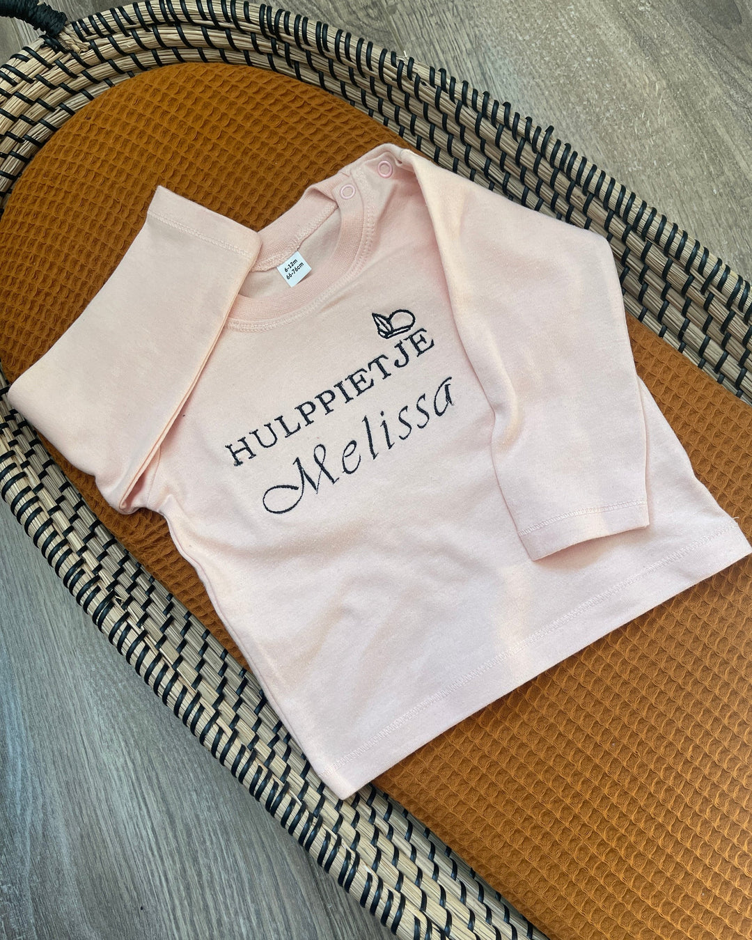 Gepersonaliseerde sinterklaas hulppietje baby shirt met petje en naam