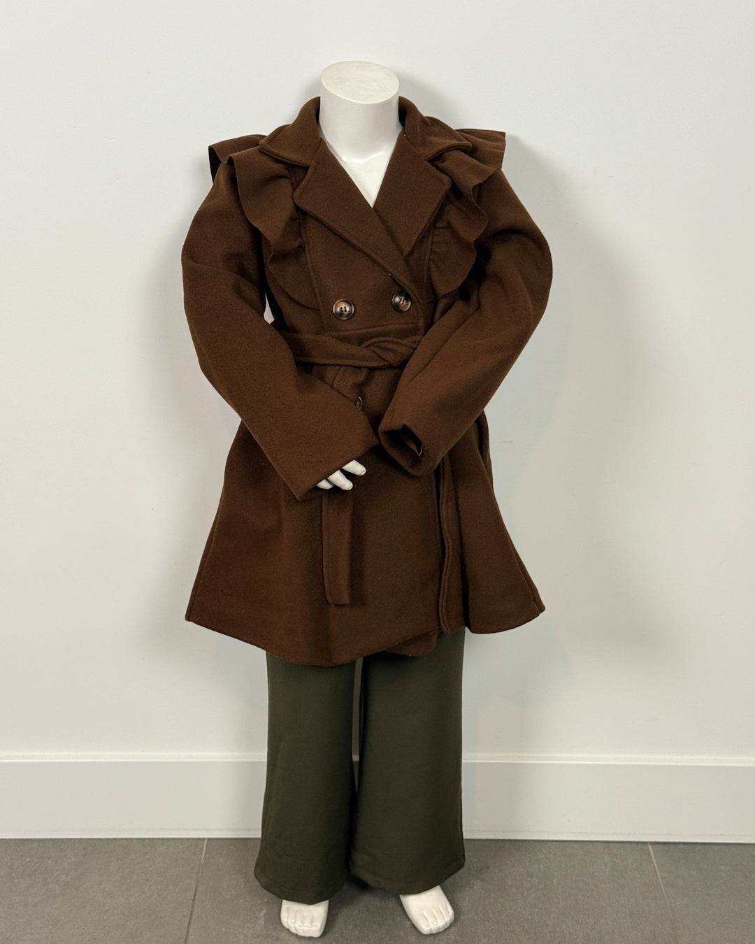 Bruine jas met ruffles 