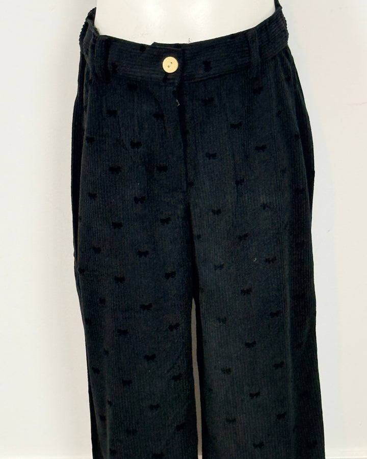 Detail strikjes broek