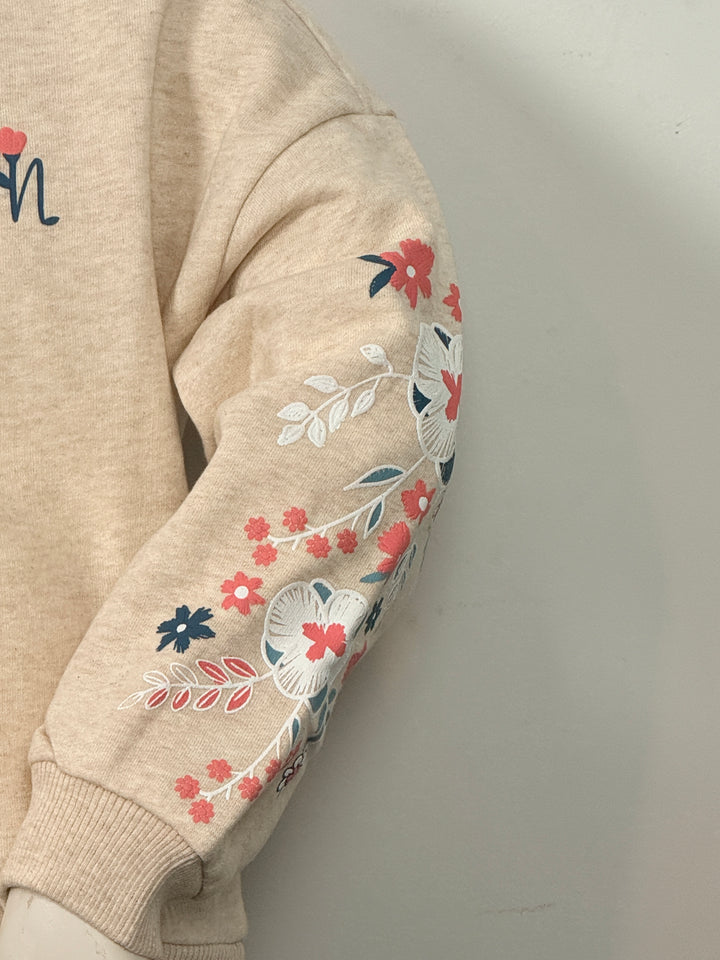 Beige trui met gekleurde bloemen print op mouwen