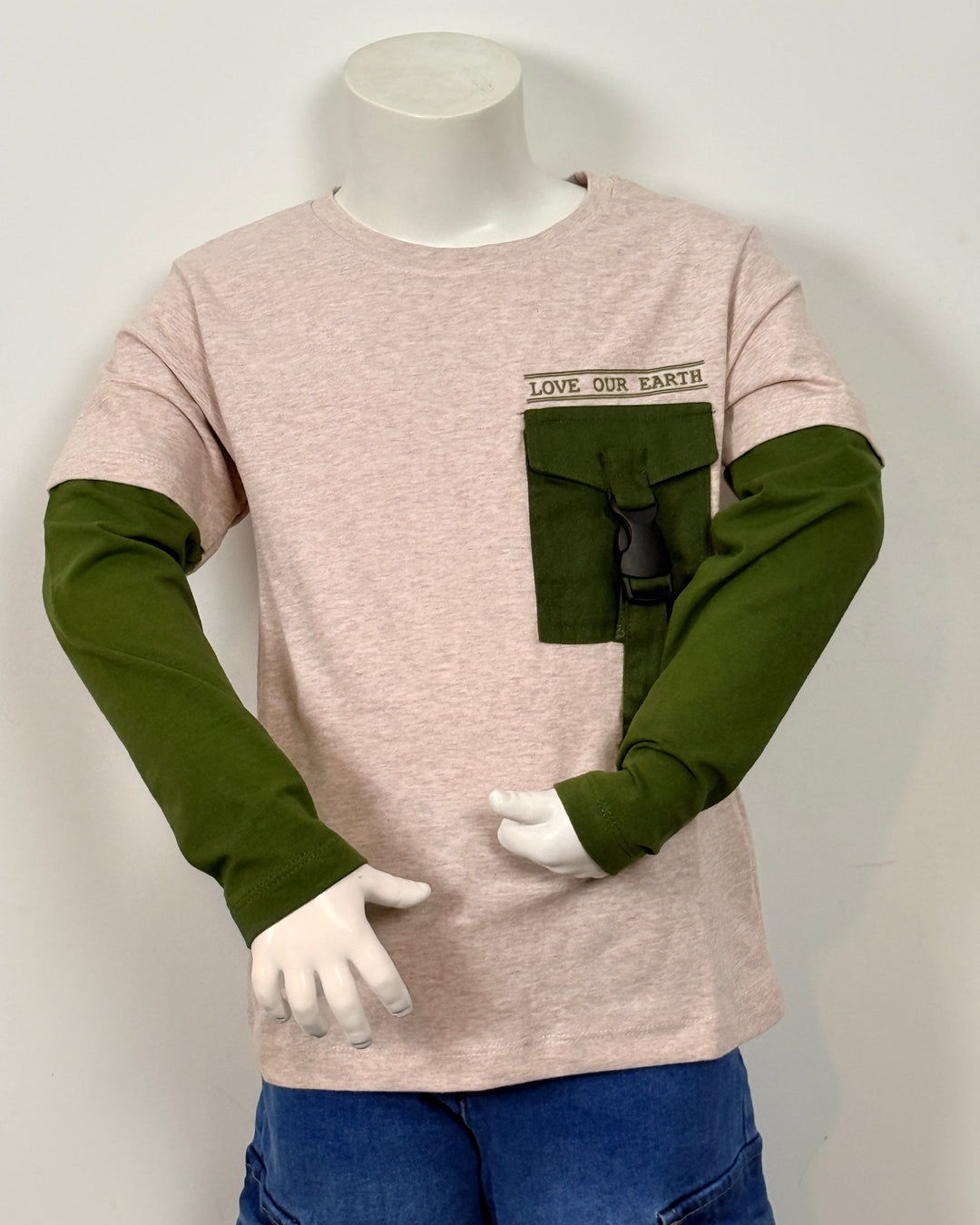 Beige shirt met groene mouwen en brostzakje