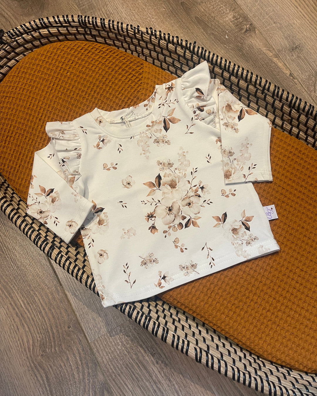 Longsleeve gebroken wit meisjes shirt met jasmijn bloemen en ruffles
