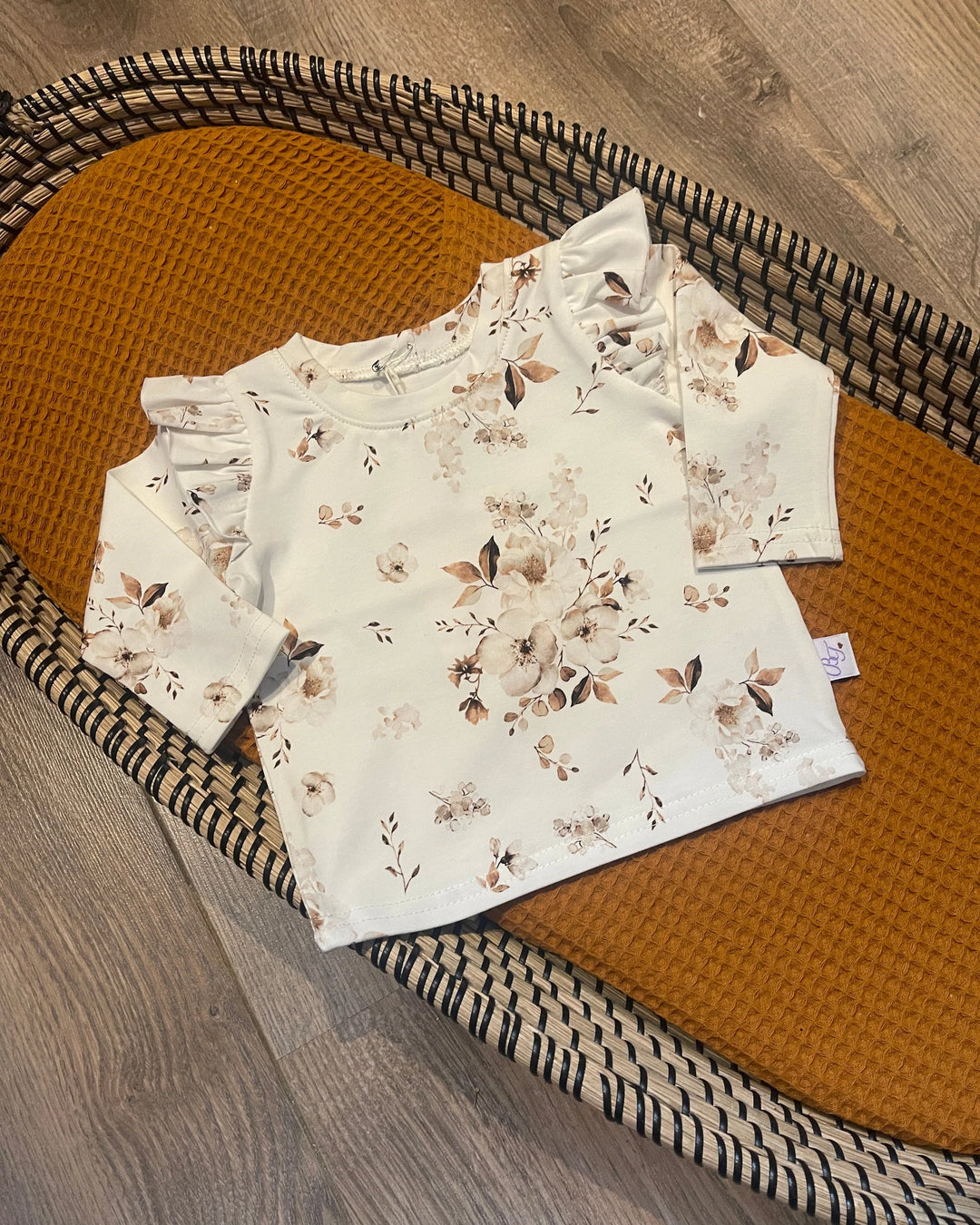 Longsleeve gebroken wit meisjes babyshirt met jasmijn bloemen en ruffles