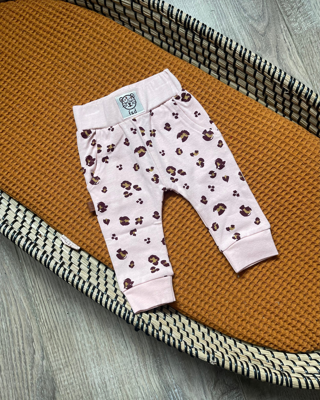 Meisjes broekje in roze met luipaard print
