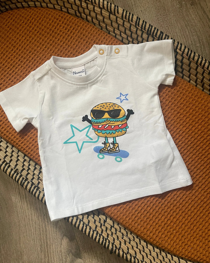 Baby t-shirt wit met hamburger op skateboard