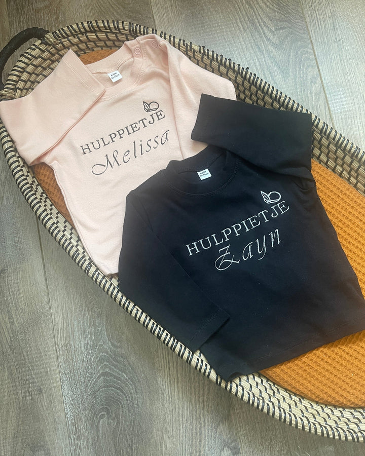 Gepersonaliseerde sinterklaas hulppietje baby shirt met petje en naam