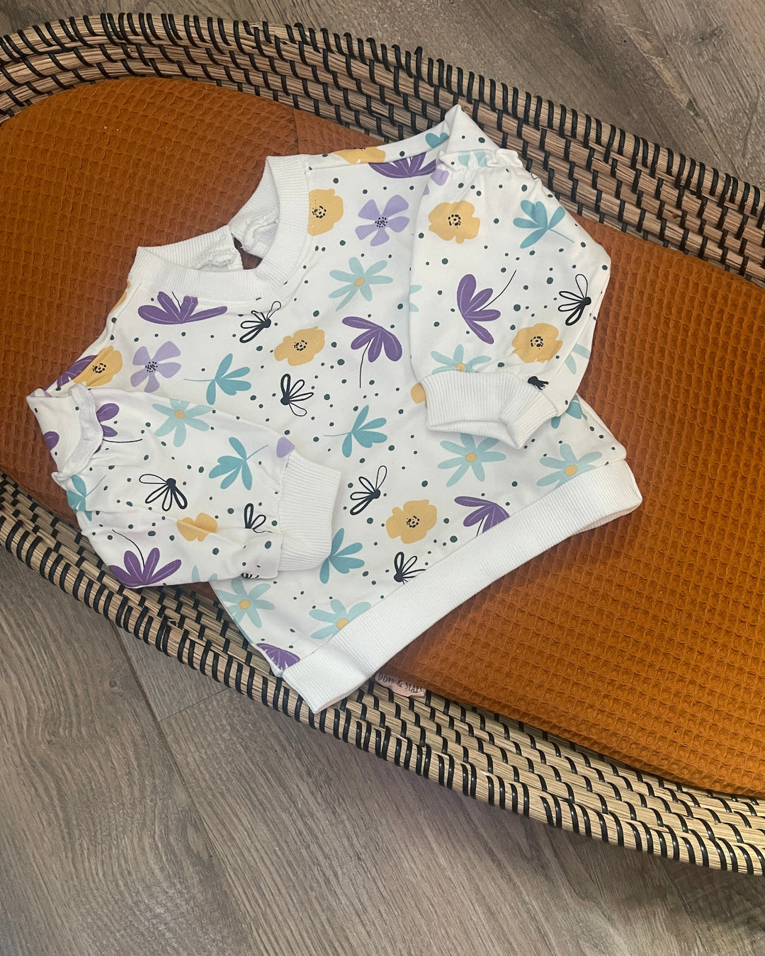Witte bloemen meisjes sweater met paarse , gele en mintgroene bloemen