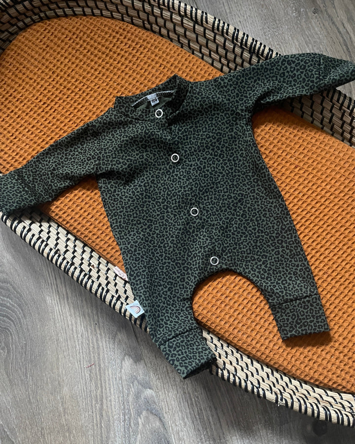 Baby boxpakje in groen met luipaardprint, gemaakt van zachte stof en met drukknoopsluiting