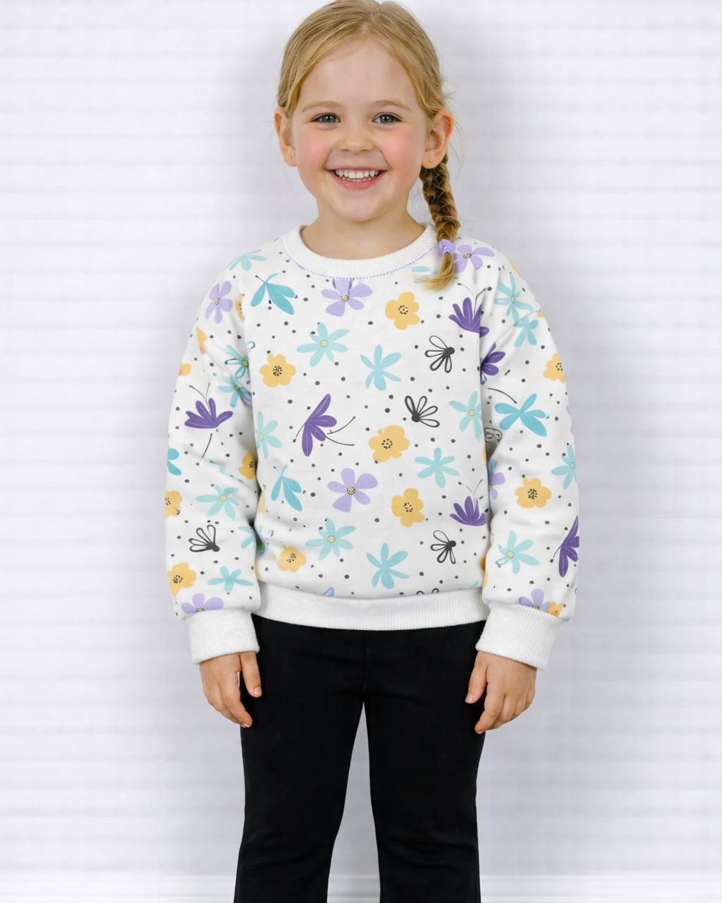 Witte sweater met gekleurde bloemen