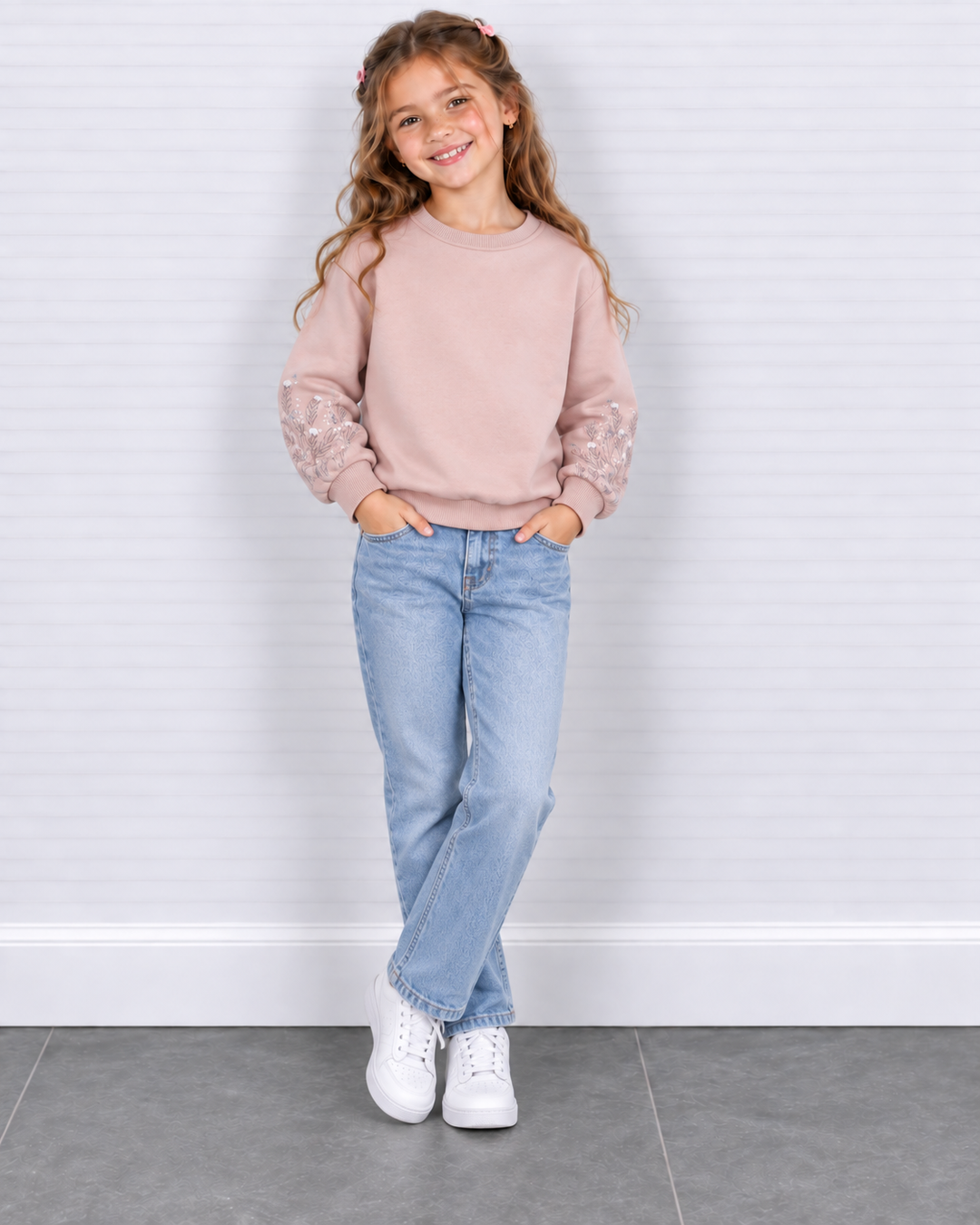 Oude roze meisjes sweater met pailletten op de mouwen
