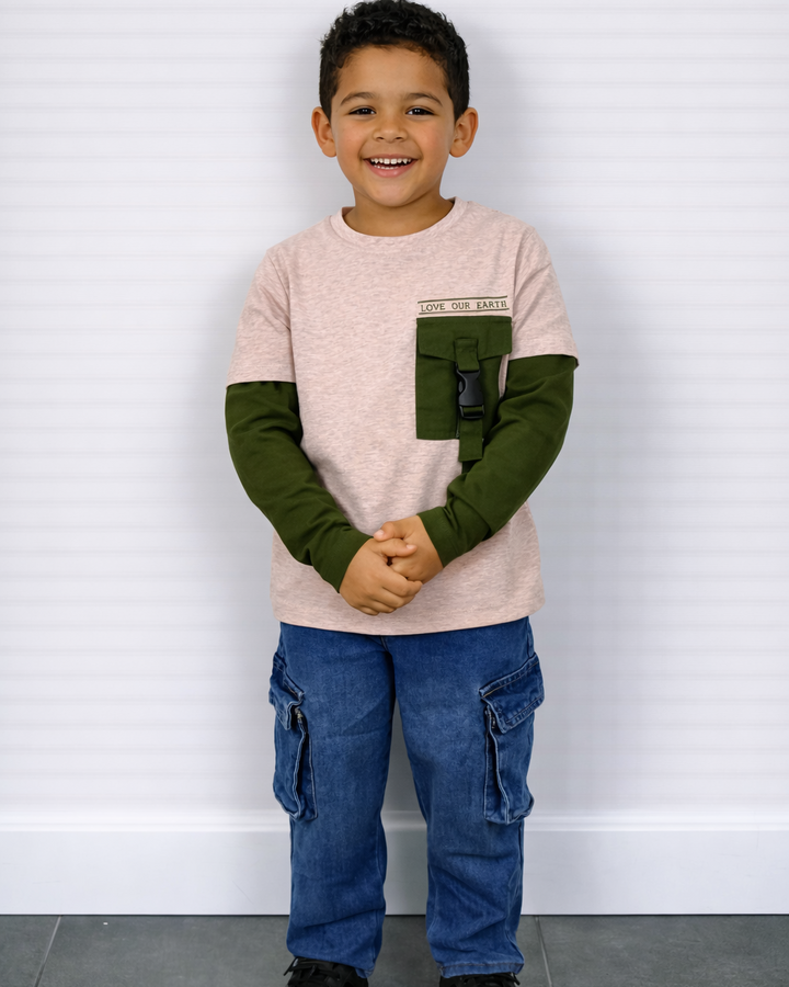 Beige shirt met groene mouwen en zak